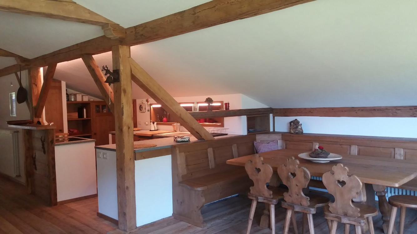 Küche im Dachstock mit Holzbalken