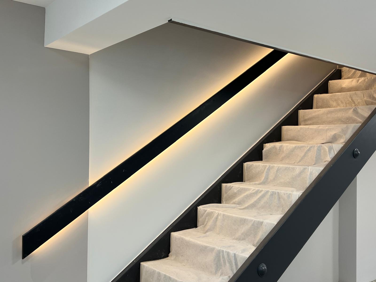 Treppe mit LED-Handlauf, Stufen abgedeckt für die Malerarbeiten